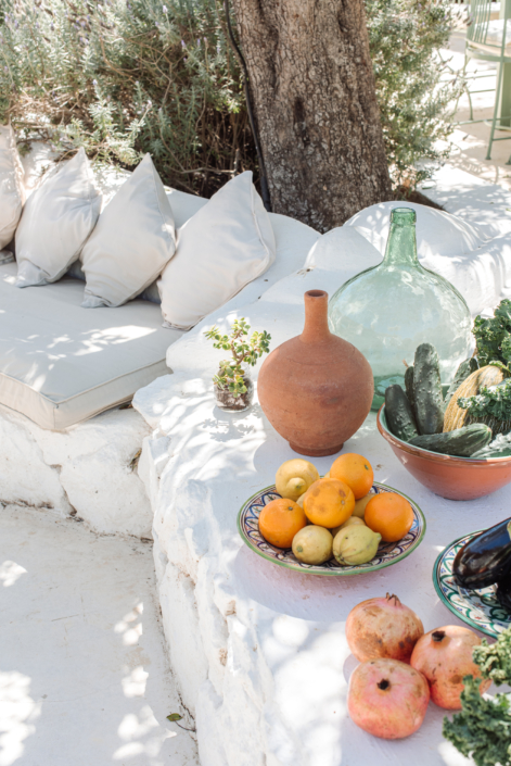 Mooi lunchadres in Ibiza met witte lounge kussens