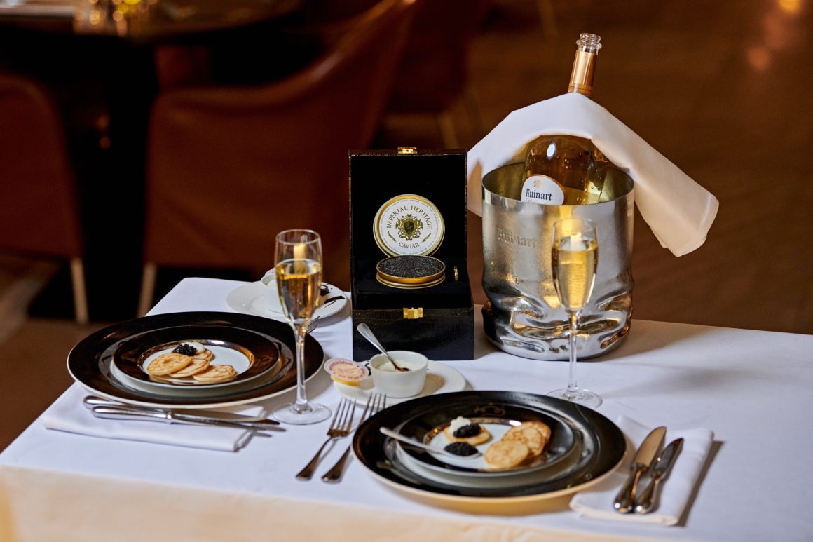 Caviar op een gedekte feestelijke tafel