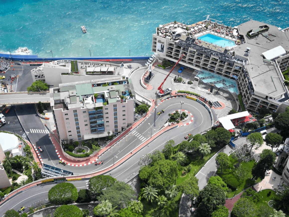 Hotel in Monaco with a spectacular rooftop pool, offering breathtaking views of the famous Formula 1 circuit and surrounding urban beauty.