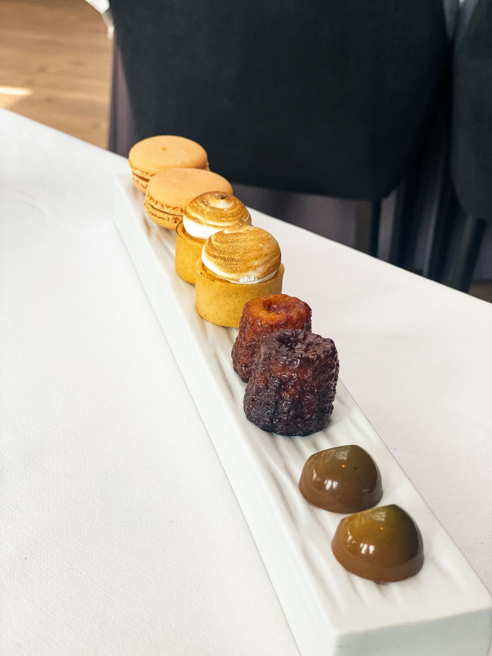 Een verleidelijke selectie van kleine desserts, gebakjes en chocolade, prachtig gepresenteerd op een schaal, die dienen als een zoete afsluiting van een culinaire ervaring in restaurant De Bakermat.