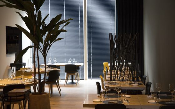 Stijlvol interieur van Restaurant Zappaz in Leuven met zicht op de keuken, gevestigd in een modern pand aan de Leuvense Vaartkom, waar gasten genieten van innovatieve gerechten