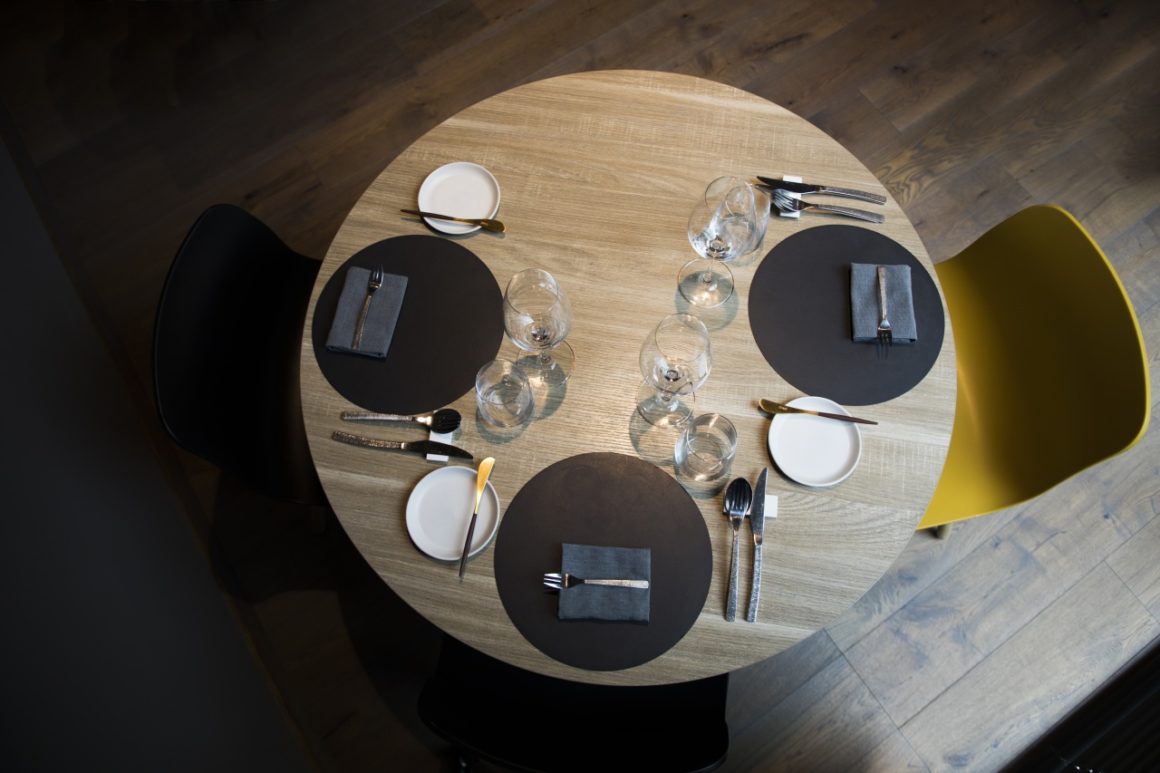 Elegant gedekte tafel bij Restaurant Zappaz, klaar om gasten te verwelkomen met verfijnde gerechten in een stijlvolle ambiance aan de Leuvense Vaartkom