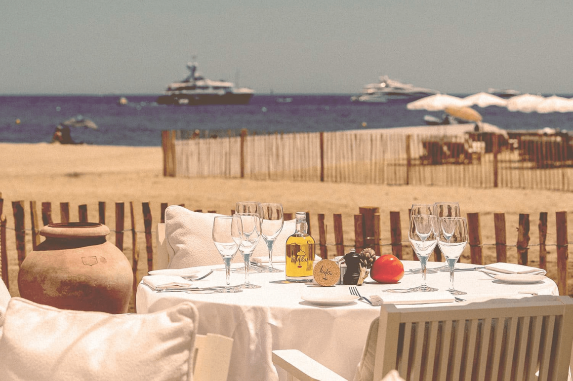 Gezellige sfeer bij LouLou Beach Bar in Saint-Tropez, bekend om haar heerlijke Frans-Italiaanse keuken en feestelijke ambiance.