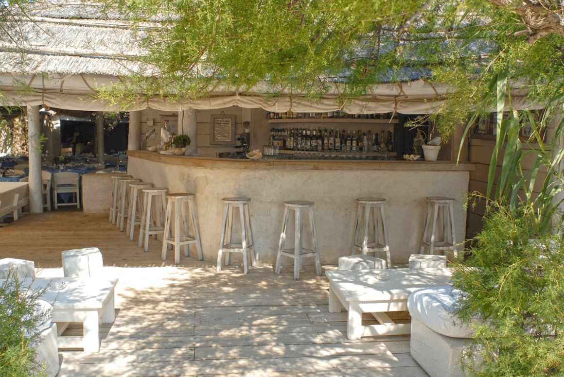 Authentieke setting van Le Club 55 in Ramatuelle, Saint-Tropez, beroemd om zijn gastvrijheid en verrukkelijke Provençaalse gerechten.