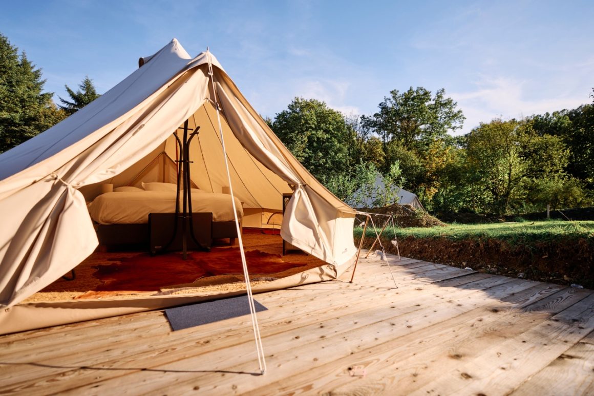 Luxe tipi-tent omgeven door het groene landschap van de Ardennen bij Domaine de Bra.