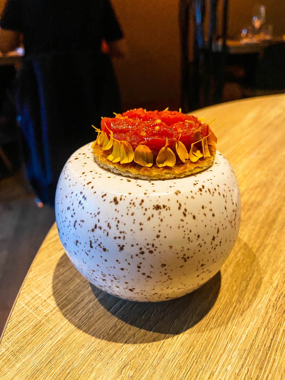 Een smaakvol duo van coeur de boeuf tomaten, harmonieus gepresenteerd met een hint van aguachile, op een elegant bord, onderstrepend de culinaire finesse van Restaurant Zappaz in Leuven