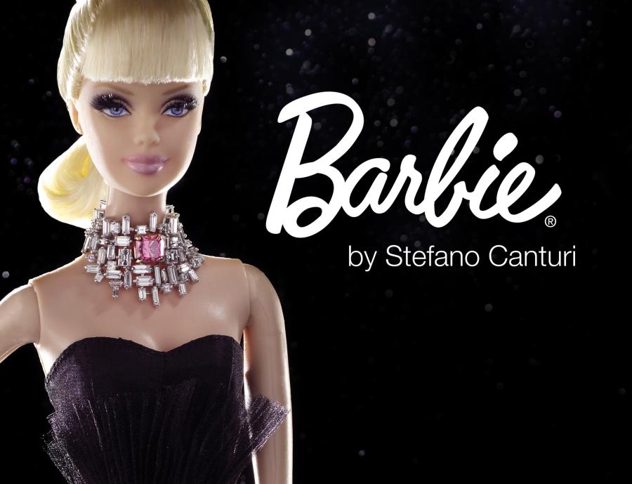 Stefano Canturi's Pink Diamond Barbie, straalt elegantie uit in een zwarte strapless jurk. Het hoogtepunt van het ensemble is een prachtige ketting met een roze diamant van één karaat, omringd door drie karaat witte diamanten, ontworpen door de beroemde juwelier zelf. Barbie's haar is opgestoken in een geraffineerde knot, waardoor de diamanten ketting en haar glamoureuze avondkleding worden geaccentueerd.