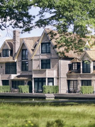 Statig Engels landhuis van The Charles, gelegen in het groene natuurgebied De Maashorst, nabij 's-Hertogenbosch, dat onderdeel is van de exclusieve The Duke Club.