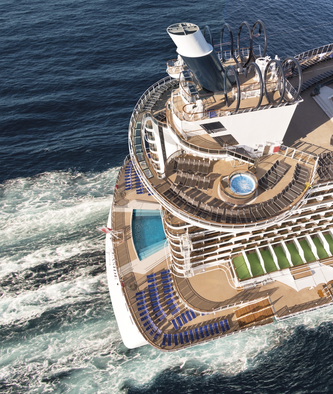 Achterdek van MSC Seaside cruiseschip met een glinsterend zwembad en panoramisch uitzicht op de oceaan, uitnodigend voor ontspanning en luxe