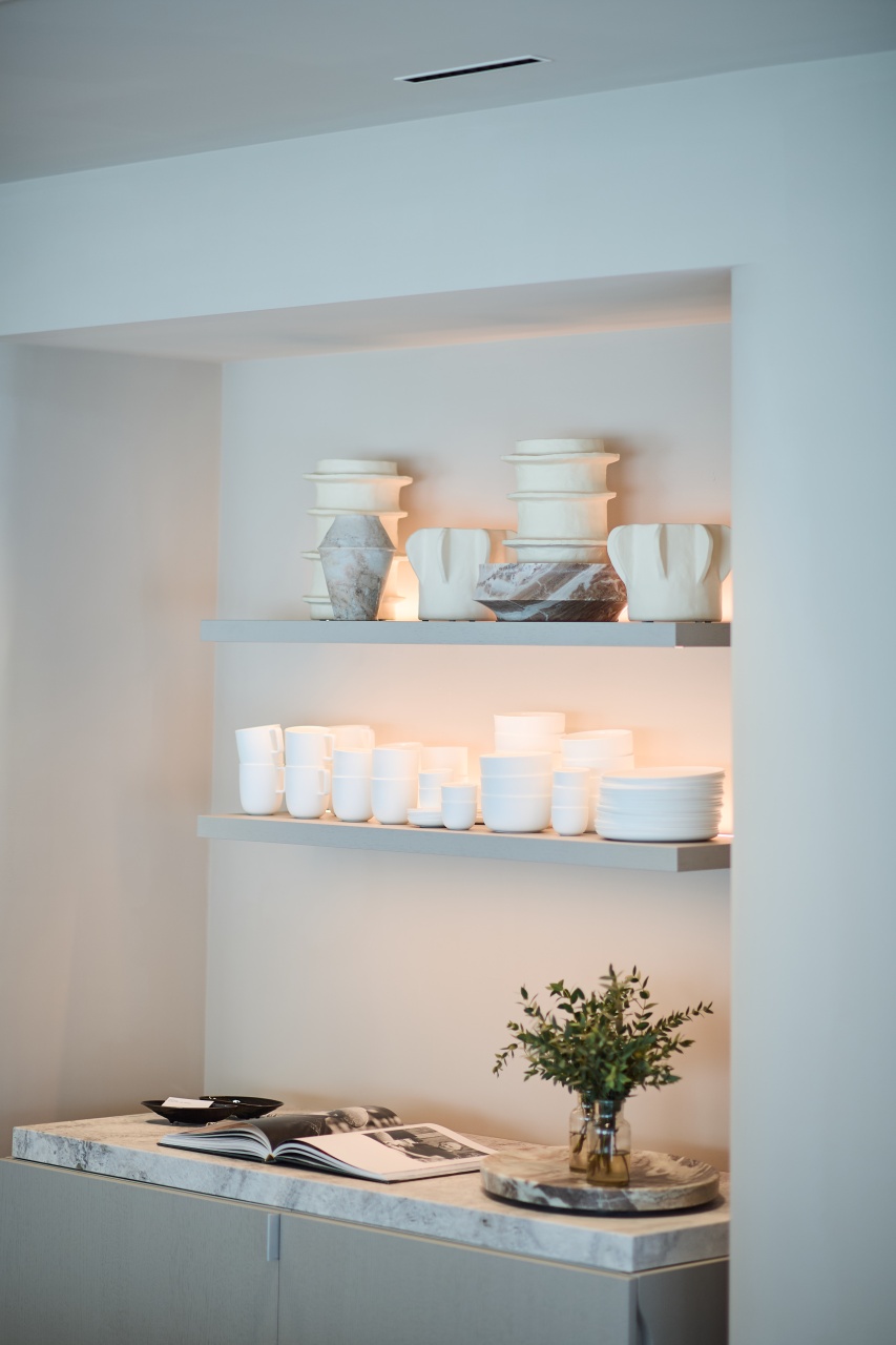 Luxueuze wandrekken met handgemaakt servies en designobjecten in de SV Bespoke Studio in Antwerpen, ontworpen door Studio Piet Boon.