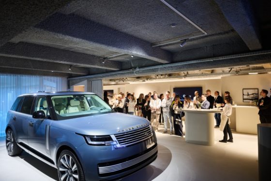Elegant eventmoment in de Range Rover SV Bespoke Studio in Antwerpen, met centraal een Range Rover in op maat gemaakte kleur voor de opening.