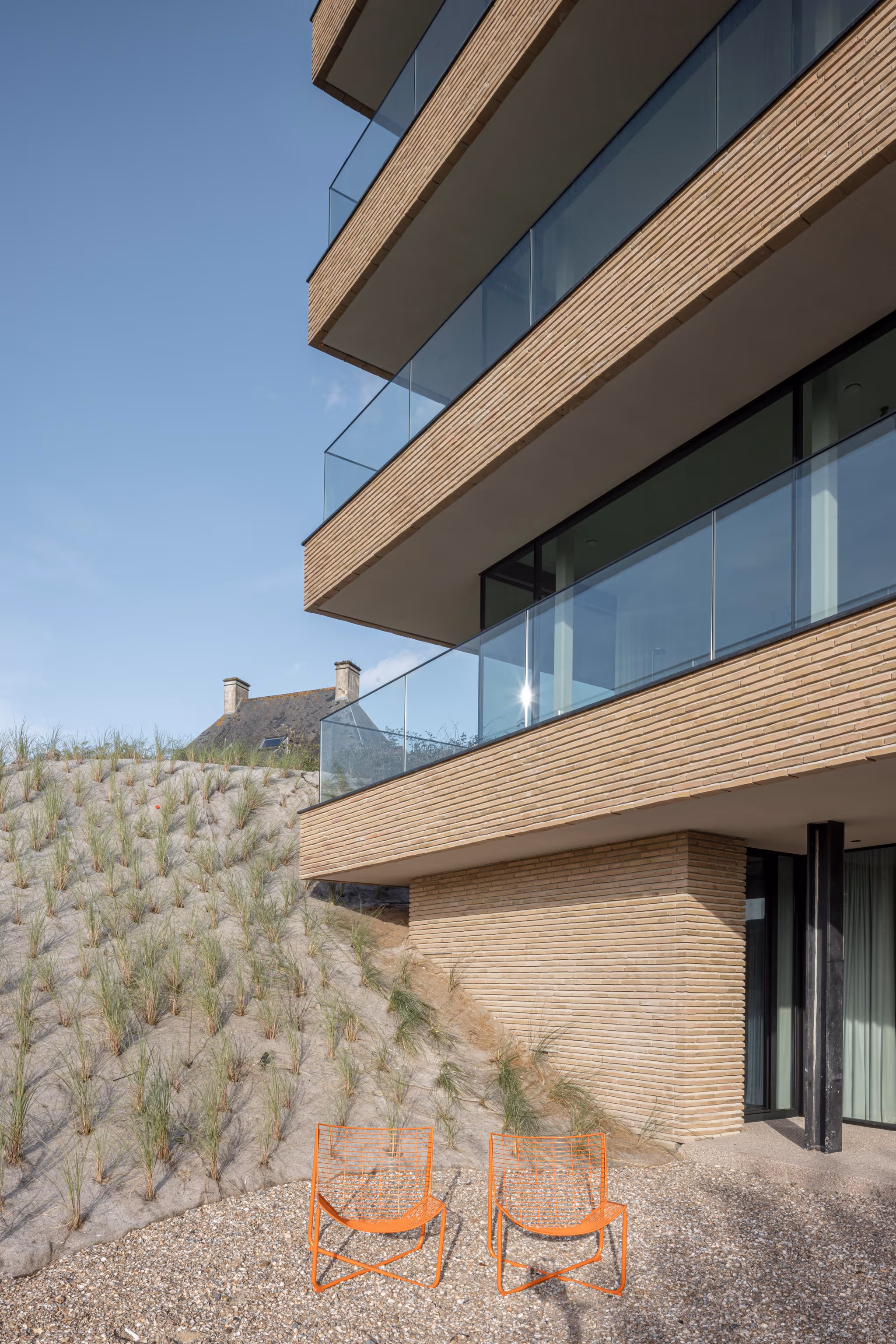 Interieurdetail van een Rietveld Projects penthouse, ontworpen in samenwerking met Peter Ivens, met zachte verlichting, strakke lijnen en moderne elegantie.