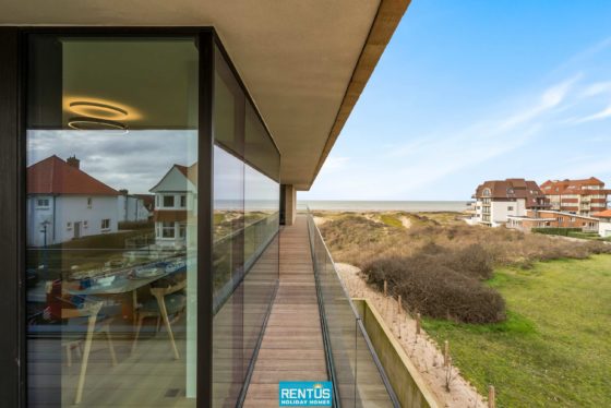 Zijdelings zeezicht vanaf het terras van Rêve des Dunes met zicht op de beschermde duinen en de horizon van de Noordzee.
