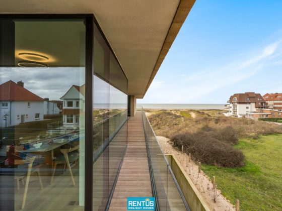 Zijdelings zeezicht vanaf het terras van Rêve des Dunes met zicht op de beschermde duinen en de horizon van de Noordzee.