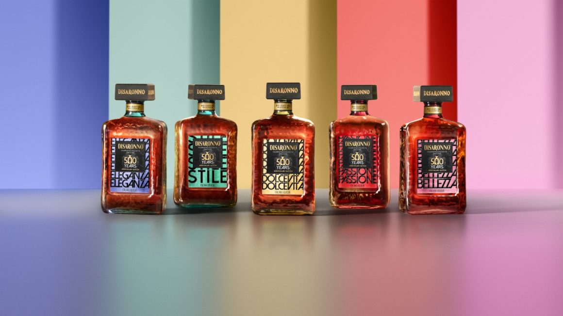 Alle vijf Disaronno 500 jaar limited edition flessen rechtop gepresenteerd tegen een kleurrijke achtergrond, van Eleganza tot Bellezza.